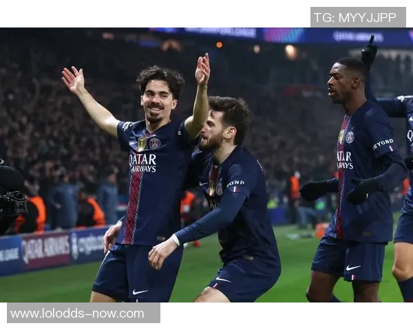 英超激战：里昂逆转巴黎圣日耳曼上演惊天帽子戏法引爆全场激情